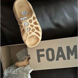 Brand new never worn Yeezy 450 FOAM size 6 slides